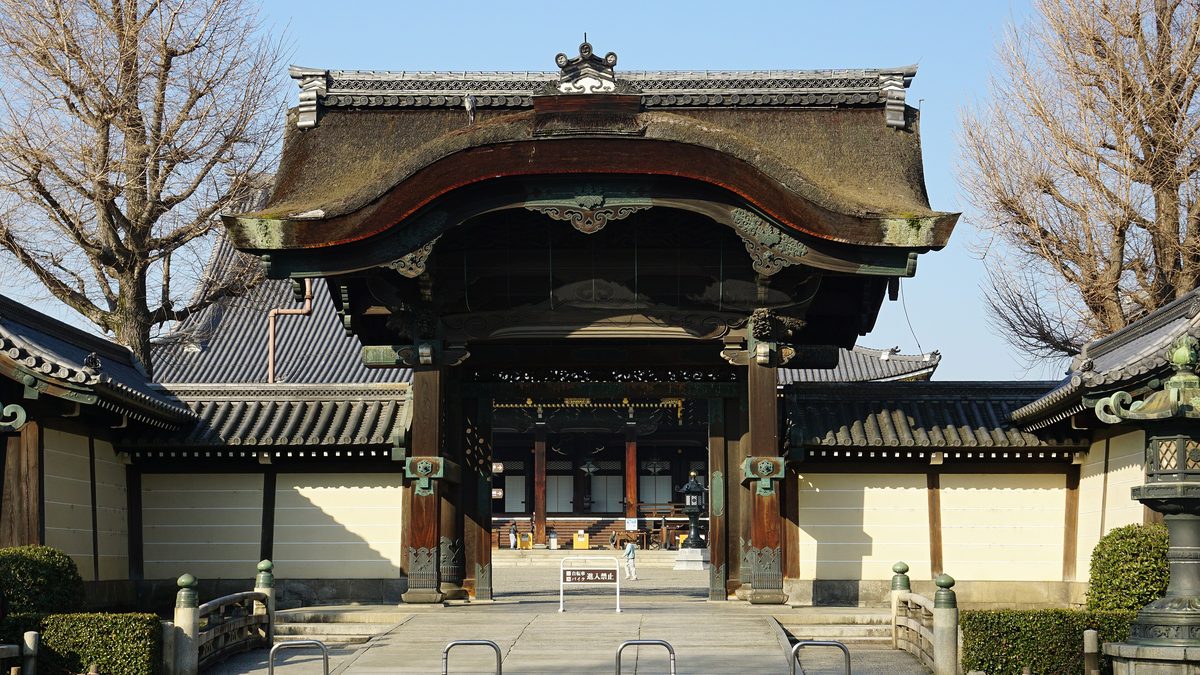 The tiled gate of Higashi Honganji temple in Kyoto seen from the street